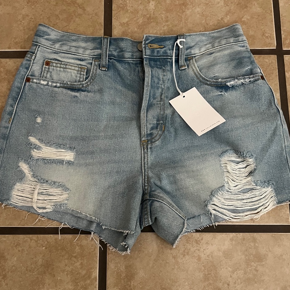 NWT Zello Medium Distressed  Shorts